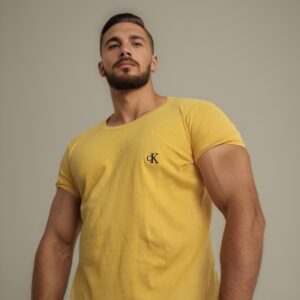 camiseta estilo básico premium- CK amarilla